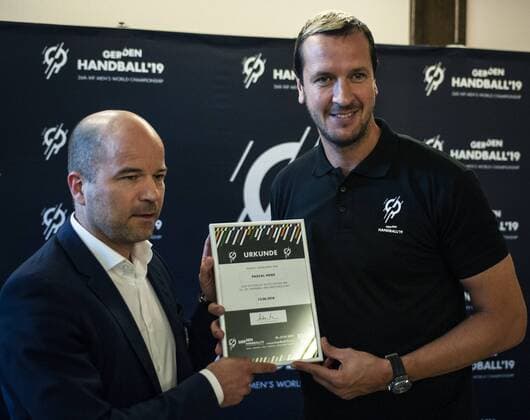 Handball World Cup 2019 12 06 2018 Lindner Hotel Hamburg World Cup Press Conference World Cup Ambassador in the picture Hamburg World Cup Ambassador by Pascal Hens awarded by DHB Marketing Director Thomas Zimmermann METELMANN Photography Wedel Landstrasse 115 2259 Hamburg