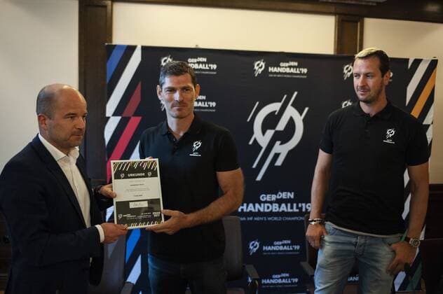 Handball World Cup 2019 12 06 2018 Lindner Hotel Hamburg World Cup Press Conference World Cup Ambassador in the picture Hamburg World Cup Ambassador von Henning Fritz and Pascal Hens awarded by the DHB Marketing Director Thomas Zimmermann Â