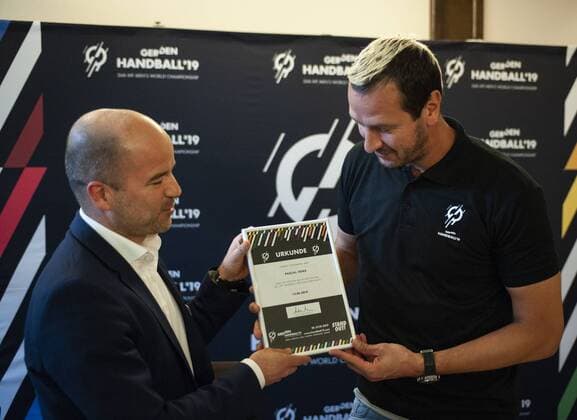 Handball World Cup 2019 12 06 2018 Lindner Hotel Hamburg World Cup Press Conference World Cup Ambassador in the picture Hamburg World Cup Ambassador by Pascal Hens awarded by DHB Marketing Director Thomas Zimmermann Â
