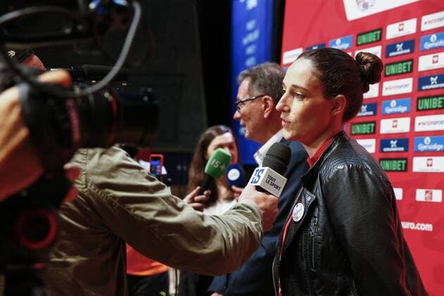 Camille Ayglon Saurince Silje Solberg ( Norvege ) interviewe par les journalistes HANDBALL : Tirage au Sort Euro 2018 - Maison de la Radio - 12 06 2018 GwendolineLeGoff Panoramic 