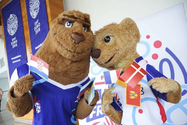 Bilder des Tages - SPORT Mascottes RoK et Koolette avec drapeaux HANDBALL : Tirage au Sort Euro 2018 - Maison de la Radio - 12 06 2018 GwendolineLeGoff Panoramic 