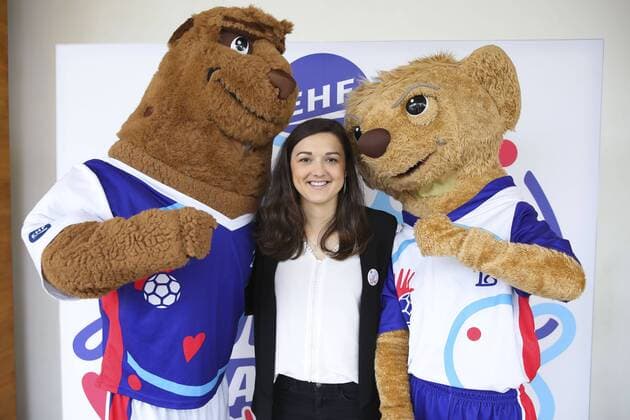 Blandine Dancette et les Mascottes RoK et Koolette HANDBALL : Tirage au Sort Euro 2018 - Maison de la Radio - 12 06 2018 GwendolineLeGoff Panoramic 
