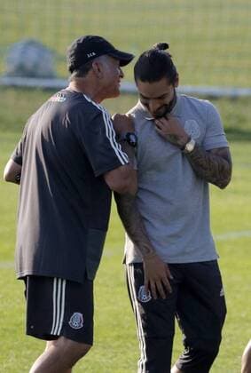 Mexico s national soccer team coach, Colombian Juan Carlos Osorio (L), greets his compatriot, singer Maluma (R), during a training session two days before the start of the 2018 FIFA World Cup WM Weltmeisterschaft Fussball Russia, in Moscow, Russia, 12 June 2018. Mexico s national soccer team training session in Moscow !ACHTUNG: NUR REDAKTIONELLE NUTZUNG!  Copyright: xLavandeiraxJr.x MOS12 20180612-636644257845176487