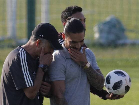 Mexico s national soccer team coach, Colombian Juan Carlos Osorio (L), greets his compatriot, singer Maluma (C), during a training session two days before the start of the 2018 FIFA World Cup WM Weltmeisterschaft Fussball Russia, in Moscow, Russia, 12 June 2018. Mexico s national soccer team training session in Moscow !ACHTUNG: NUR REDAKTIONELLE NUTZUNG!  Copyright: xLavandeiraxJr.x MOS13 20180612-636644261282881302