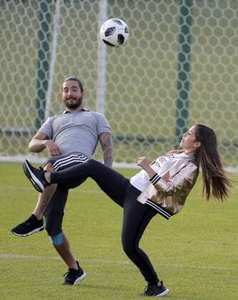 Bilder des Tages - SPORT Colombian singer Maluma (L) and an Univision journalist during a training session of Mexico s national soccer team, two days before the start of the 2018 FIFA World Cup WM Weltmeisterschaft Fussball Russia, in Moscow, Russia, 12 June 2018. Mexico s national soccer team training session in Moscow !ACHTUNG: NUR REDAKTIONELLE NUTZUNG!  Copyright: xLavandeiraxJr.x MOS14 20180612-636644261957724029