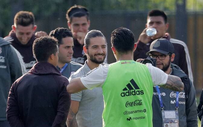 Colombian singer Maluma (C) talks to players during a training session of Mexico s national soccer team, two days before the start of the 2018 FIFA World Cup WM Weltmeisterschaft Fussball Russia, in Moscow, Russia, 12 June 2018. Mexico s national soccer team training session in Moscow !ACHTUNG: NUR REDAKTIONELLE NUTZUNG!  Copyright: xLavandeiraxJr.x MOS15 20180612-636644261975067788