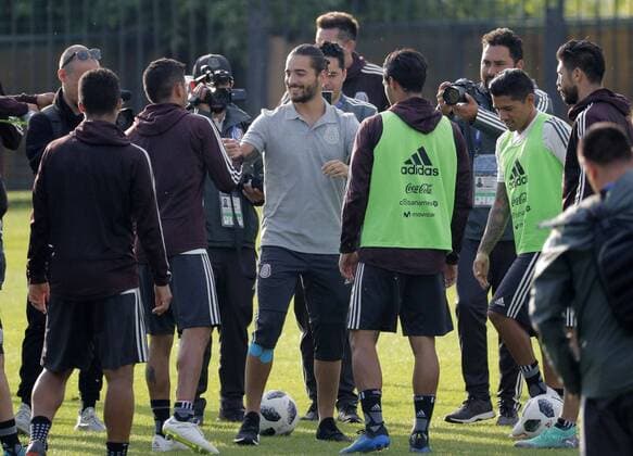 Colombian singer Maluma (C) talks to players during a training session of Mexico s national soccer team, two days before the start of the 2018 FIFA World Cup WM Weltmeisterschaft Fussball Russia, in Moscow, Russia, 12 June 2018. Mexico s national soccer team training session in Moscow !ACHTUNG: NUR REDAKTIONELLE NUTZUNG!  Copyright: xLavandeiraxJr.x MOS16 20180612-636644261978036538