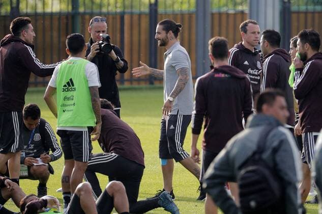 Colombian singer Maluma (C) talks to players during a training session of Mexico s national soccer team, two days before the start of the 2018 FIFA World Cup WM Weltmeisterschaft Fussball Russia, in Moscow, Russia, 12 June 2018. Mexico s national soccer team training session in Moscow !ACHTUNG: NUR REDAKTIONELLE NUTZUNG!  Copyright: xLavandeiraxJr.x MOS17 20180612-636644262585226410