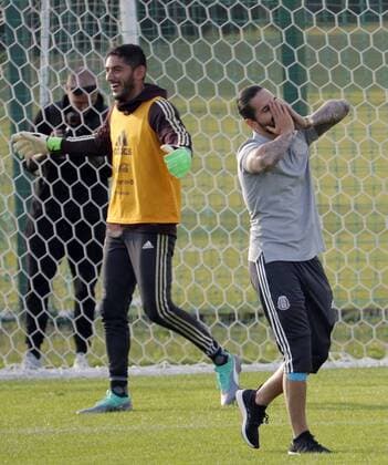 Colombian singer Maluma (R) tries to score a goal to goalkeeper Jesus Corona (L) during a training session of Mexico s national soccer team, two days before the start of the 2018 FIFA World Cup WM Weltmeisterschaft Fussball Russia, in Moscow, Russia, 12 June 2018. Mexico s national soccer team training session in Moscow !ACHTUNG: NUR REDAKTIONELLE NUTZUNG!  Copyright: xLavandeiraxJr.x MOS19 20180612-636644262601320271