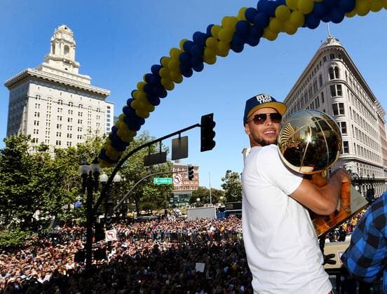 June 12, 2018 - Oakland, CA, USA - The Golden State Warriors Stephen Curry holds the Larry O Brien NBA Basketball Herren USA Championship Trophy as he rides on a double decker bus during the team s championship parade in downtown Oakland, Calif., on Tuesday, June 12, 2018. Golden State Warriors NBA championship victory parade - ZUMAm67_ 20180612_zaf_m67_053 Copyright: xRayxChavezx