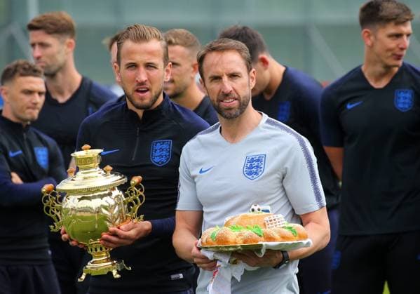 Bilder des Tages - SPORT ST PETERSBURG, RUSSIA - JUNE 13, 2018: Harry Kane, head coach Gareth Southgate (L-R) of England s national football team seen ahead of a training session at Stadium Spartak Zelenogorsk ahead of the 2018 FIFA World Cup WM Weltmeisterschaft Fussball Peter Kovalev TASS  TS083CBA