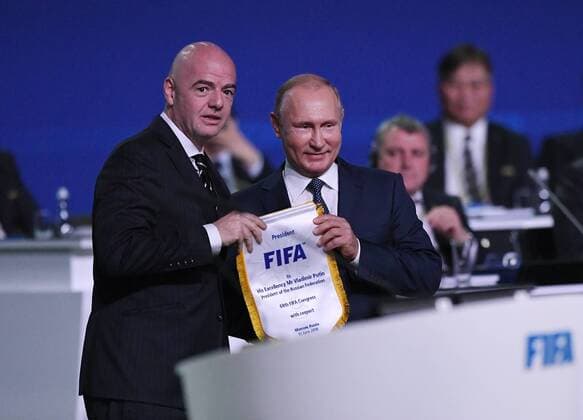 Themen der Woche - SPORT KW25 Bilder des Tages - SPORT Fussball International FIFA Kongress 2018 in Moskau 13.06.3018 FIFA Praesident Gianni Infantino (li, Schweiz) ueberreicht dem russische Praesident Wladimir Putin einen Wimpel *** Football International FIFA Congress 2018 in Moscow 13 06 3018 FIFA President Gianni Infantino li Switzerland hands over a pennant to Russian President Vladimir Putin 