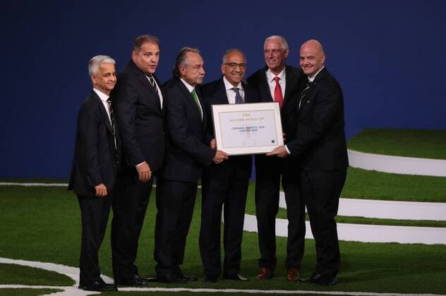(180613) -- MOSCOW, June 13, 2018 -- FIFA President Gianni Infantino (1st R) poses for photos with delegates of Canada, Mexico and the United States in Moscow, Russia, on June 13, 2018. Canada, Mexico and the United States will jointly host the 2026 football World Cup after beating a rival bid from Morocco in a vote at the 68th FIFA Congress in Moscow on Wednesday. ) (SP)RUSSIA-MOSCOW-2026 FIFA World Cup WM Weltmeisterschaft Fussball HOST NATIONS XuxZijian 