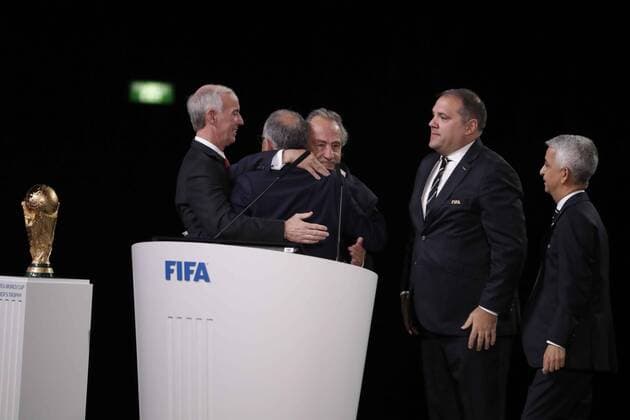 June 13, 2018 - EUM20180613DEP17JPG.MOSCÃö, Rusia., SoccerFutbol-Mundial 2026.- Decio de Maria, presidente de la Federacion Mexicana de Futbol, celebra junto con Carlos Cordeiro presidente de la Federacion de Soccer de EUA, el otorgamiento de la sede del Mundial 2026 a Estados Unidos, Mexico y Canada. Foto: Agencia EL UNIVERSALLuis CortesMAR. Latin News: June 13, 2018  - ZUMAu78_ 20180613_zaf_u78_524 Copyright: xElxUniversalx