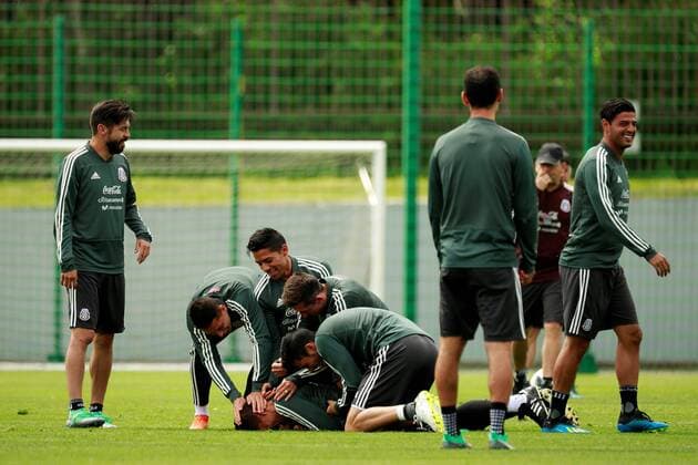 Mexico players share a light moment during a training session of the team at the Dynamo Moscow sports facilities in Moscow, Russia, 14 June 2018. Mexico prepares for the FIFA World Cup WM Weltmeisterschaft Fussball 2018 taking place in Russia from 14 June to 15 July 2018. Mexico training !ACHTUNG: NUR REDAKTIONELLE NUTZUNG!  Copyright: xJoséxMéndezx(es-ES)x MOS01 20180614-636645821781087169
