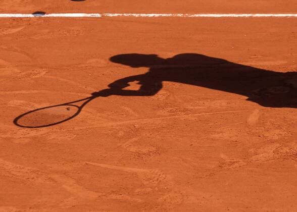 Feature Roland Garros 2018 Shadow of a player when he recovers from above Copyright: xJuergenxHasenkopfx