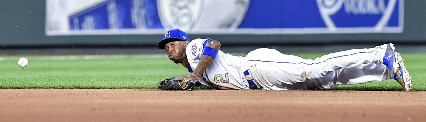 Bilder des Tages - SPORT June 15, 2018 - Kansas City, MO, USA - Kansas City Royals shortstop Alcides Escobar knocks down a single by the Houston Astros Carlos Correa, but couldn t hold onto the ball in the sixth inning on Friday, June 15, 2018, at Kauffman Stadium in Kansas City, Mo. Houston at Kansas City - ZUMAm67_ 20180615_zaf_m67_011 Copyright: xJohnxSleezerx