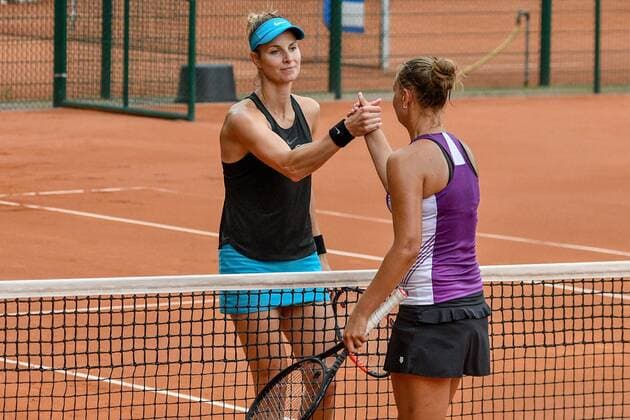 ITF Womens Circuit 6 ITF Bredeney Ladies Open 2018 of 11 16 June 16 06 2018 Club Tennis Club Bredeney e V Essen 5037 Zeißbogen 29 45133 Essen Essen GER ITF Womens Circuit 6 ITF Bredeney Ladies Open 2018 from 11 16 June on picture Mandy Minella LUX li nach their win against Cindy Burger NED re in the final of the 6 ITF Bredeney Ladies Open 2018 nph Mauelshagen nph00321