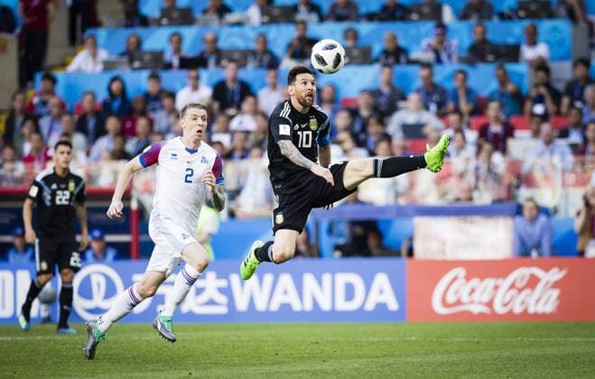 Moskau, 16.06.2018 Lionel Messi (Arg), Birgit Mar Saevarsson (Island) Argentinien - Island *** Moscow 16 06 2018 Lionel Messi Arg Birgit Mar Saevarsson Iceland Argentina Iceland