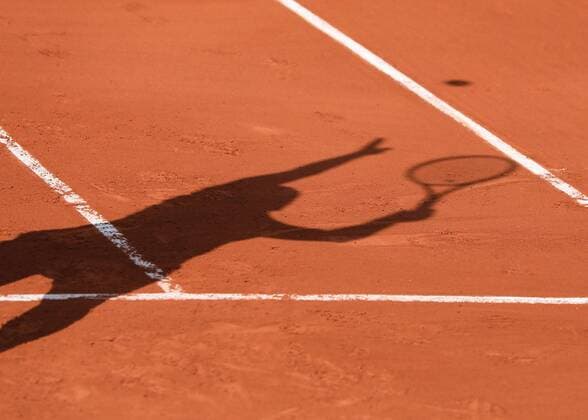 Feature Roland Garros player shadow on the court serve symbol Copyright: xJuergenxHasenkopfx