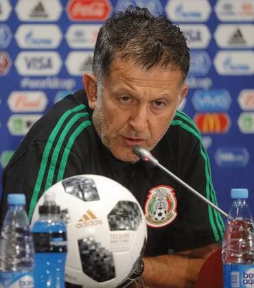 WM 2018, PK und Training Mexiko MOSCOW, RUSSIA â€“ JUNE 16, 2018: Manager Juan Carlos Osorio of the Mexican men s national football team gives a news conference on the upcoming 2018 FIFA World Cup WM Weltmeisterschaft Fussball Group F match against Germany. Mikhail Metzel TASS  TS0849B1