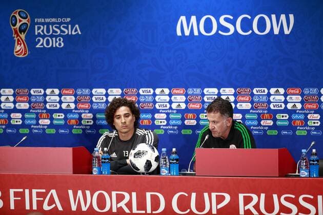 Mexico s nationa soccer team coach, Colombian Juan Carlos Osorio (d) and goalkeeper Guillermo Ochoa (i), deliver a press conference PK Pressekonferenz at the Luzhniki stadium in Moscow, Russia, 16 June 2018. Mexico will face Germany tormorrow during the FIFA World Cup WM Weltmeisterschaft Fussball Russia 2018. Mexico s national soccer team press conference in Moscow !ACHTUNG: NUR REDAKTIONELLE NUTZUNG!  Copyright: xJosexMendezx MOS09 20180616-636647804261263892