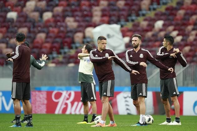 Mexico s nationa soccer team players participate in a traing session at the Luzhniki stadium in Moscow, Russia, 16 June 2018. Mexico will face Germany tormorrow during the FIFA World Cup WM Weltmeisterschaft Fussball Russia 2018. Mexico s national soccer team training session in Moscow !ACHTUNG: NUR REDAKTIONELLE NUTZUNG!  Copyright: xJosexMendezx MOS19 20180616-636647805588144794