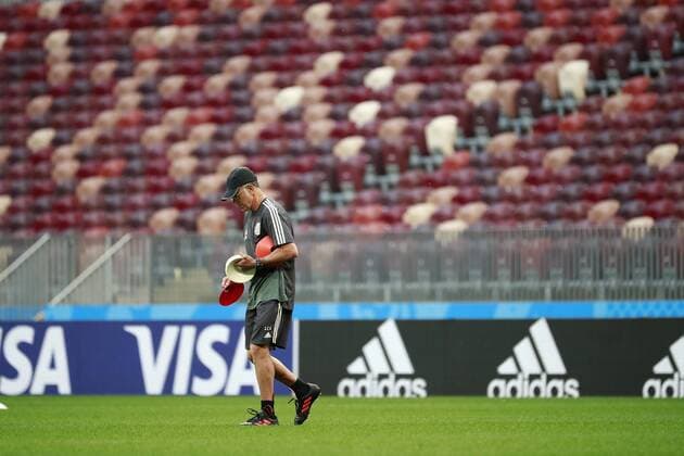 Mexico s nationa soccer team coach Juan Carlos Osorio participates in a training session at the Luzhniki stadium in Moscow, Russia, 16 June 2018. Mexico will face Germany tormorrow during the FIFA World Cup WM Weltmeisterschaft Fussball Russia 2018. Mexico s national soccer team training session in Moscow !ACHTUNG: NUR REDAKTIONELLE NUTZUNG!  Copyright: xJosexMendezx MOS31 20180616-636647807575962530