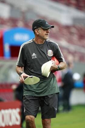 Mexico s national soccer team coach Juan Carlos Osorio participates in a training session at the Luzhniki stadium in Moscow, Russia, 16 June 2018. Mexico will face Germany tormorrow during the FIFA World Cup WM Weltmeisterschaft Fussball Russia 2018. Mexico s national soccer team training session in Moscow !ACHTUNG: NUR REDAKTIONELLE NUTZUNG!  Copyright: xJosexMendezx MOS35 20180616-636647808818182383