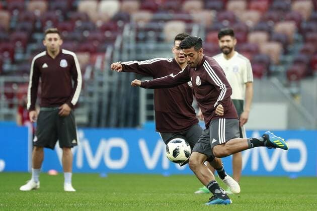 Mexico s national soccer team players Carlos Vela (R) and Hirvin Lozano participate in a training session at the Luzhniki stadium in Moscow, Russia, 16 June 2018. Mexico will face Germany tormorrow during the FIFA World Cup WM Weltmeisterschaft Fussball Russia 2018. Mexico s national soccer team training session in Moscow !ACHTUNG: NUR REDAKTIONELLE NUTZUNG!  Copyright: xJosexMendezx MOS37 20180616-636647808848181478