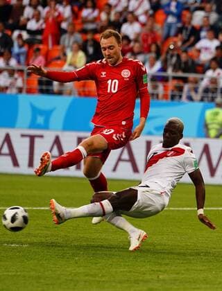 Bilder des Tages - SPORT 16th June 2018, Mordovia Arena, Mordovia, Russia; FIFA World Cup WM Weltmeisterschaft Fussball Football, Group C, Peru versus Denmark; Christian Eriksen of Denmark is tackled as he passes the ball  ActionPlus12037459 UlrikxPedersen