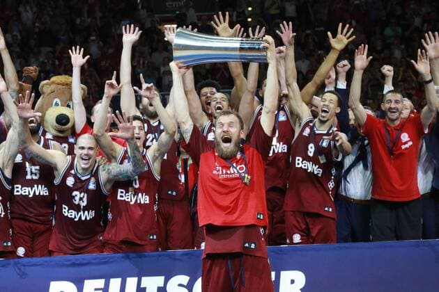 Themen der Woche - SPORT KW25 Bilder des Tages - SPORT Deutscher Meister 2018 FC Bayern Basketball, Mannschaftsjubel mit Pokal und Siegerehrung. Kapitän Anton Gavel (mit Pokal) Basketball Playoff FC Bayern München Basketball - Alba Berlin 16.06.2018 *** German Champion 2018 FC Bayern Basketball Team jubilation with trophy and award ceremony Captain Anton Gavel with trophy Basketball Playoff FC Bayern Munich Basketball Alba Berlin 16 06 2018
