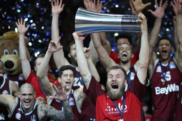 Basketball Bundesliga Playoff Final Game 5 16 06 2018 Muenchen FC Bayern Basketball against Alba Berlin Basketball Bundesliga Playoff Final Game 5 16 06 2018 Muenchen FC Bayern Basketball against Alba Berlin Bild Victory for victory Captain Anton Gavel with Cup 25 Bayern Basketball and his team xnkx