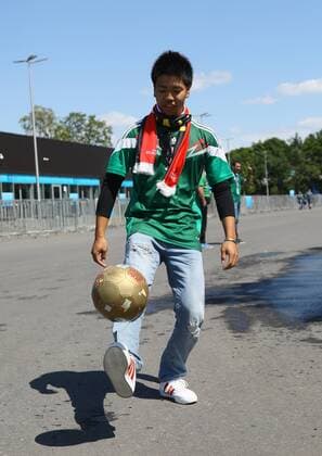 Mexican fan shows his arts on the ball 17 06 2018 Germany vs Mexico Luzhniki Stadium Moscow