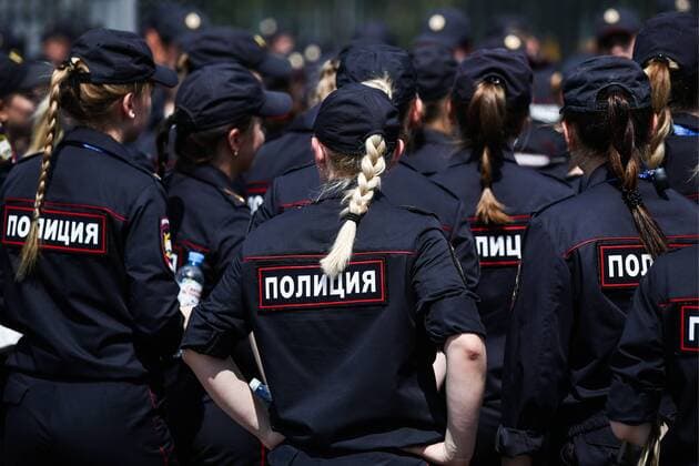 WM 2018, Deutschland - Mexiko, SicherheitsmaÃŸnahmen MOSCOW, RUSSIA - JUNE 17, 2018: Policewomen outside Luzhniki Stadium ahead of a 2018 FIFA World Cup WM Weltmeisterschaft Fussball Group F match between Germany and Mexico. Denis Tyrin TASS  TS084B09