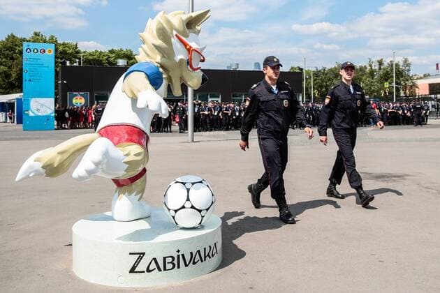 WM 2018, Deutschland - Mexiko, SicherheitsmaÃŸnahmen MOSCOW, RUSSIA - JUNE 17, 2018: Policemen walk past a sculpture of Zabivaka the Wolf, the official mascot, erected near Luzhniki Stadium ahead of a 2018 FIFA World Cup WM Weltmeisterschaft Fussball Group F match between Germany and Mexico. Denis Tyrin TASS  TS084B0A