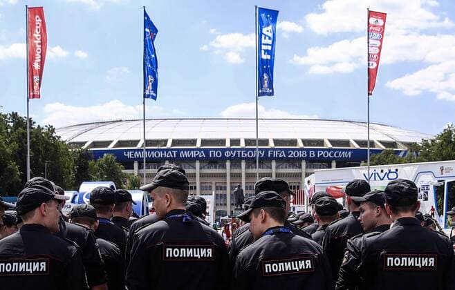 WM 2018, Deutschland - Mexiko, SicherheitsmaÃŸnahmen MOSCOW, RUSSIA - JUNE 17, 2018: Policemen outside Luzhniki Stadium ahead of a 2018 FIFA World Cup WM Weltmeisterschaft Fussball Group F match between Germany and Mexico. Valery Sharifulin TASS  TS084B1E