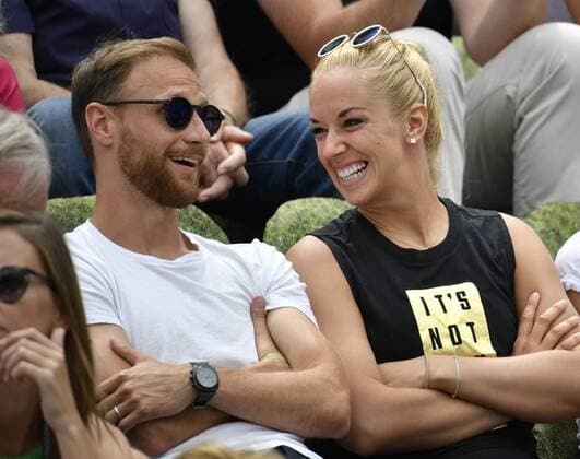 Themen der Woche - SPORT KW25 Bilder des Tages - SPORT auf Tribüne VIP Sabine Lisicki (rechts) und Benedikt Höwedes (links) 17.06.2018 Tennis Mercedes Cup Stuttgart Weißenhof 10.06..-17.06.2018 MercedesCup Stuttgart Weißenhof 2018 *** on grandstand VIP Sabine Lisicki on the right and Benedikt Höwedes on the left 17 06 2018 Tennis Mercedes Cup Stuttgart Weissenhof 10 06 17 06 2018 MercedesCup Stuttgart Weissenhof 2018