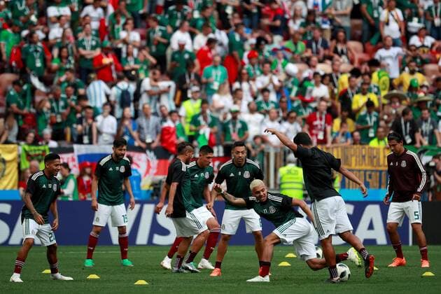 Mexican soccer players warm up prior to the FIFA World Cup WM Weltmeisterschaft Fussball 2018 Group F soccer match between Germany and Mexico, in Moscow, Russia, 17 June 2018. GERMANY VS. MEXICO !ACHTUNG: NUR REDAKTIONELLE NUTZUNG!  Copyright: xJosexMendezx FWC09-45 20180617-636648497273739224