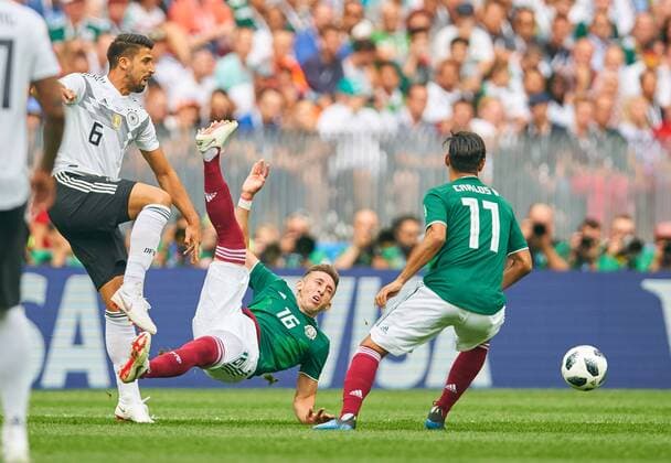 Germany - Mexico, Soccer, Moscow, June 17, 2018 Sami KHEDIRA, DFB 6 compete for the ball, tackling, duel, header against Hector HERRERA, Mex 16 Carlos VELA, MEX 11 GERMANY - MEXICO FIFA World Cup WM Weltmeisterschaft Fussball 2018 RUSSIA, Group F, Season 2018 2019, June 17, 2018 L u z h n i k i Stadium in Moscow, Russia. Photo: MAGICS Peter Schatz