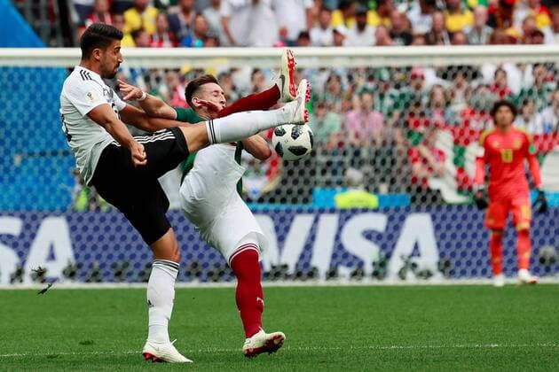 Mexican midfielder Hector Herrera (R) and German midfielder Sami Khedira during the FIFA World Cup WM Weltmeisterschaft Fussball 2018 Group F soccer match between Germany and Mexico, in Moscow, Russia, 17 June 2018. GERMANY VS. MEXICO !ACHTUNG: NUR REDAKTIONELLE NUTZUNG!  Copyright: xJosexMendezx FWC09-73 20180617-636648524229377451