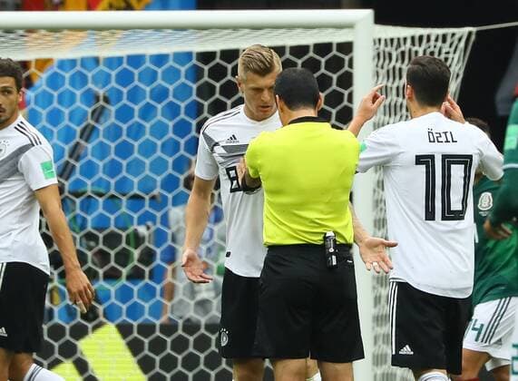 Toni Kroos Germany Germany discusses with the referee 17 06 2018 Germany vs Mexico Luschniki Stadium Moscow