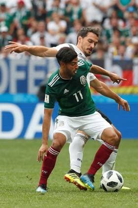 Mexican forward Vela (L) and German defender Mats Hummels during the FIFA World Cup WM Weltmeisterschaft Fussball 2018 Group F soccer match between Germany and Mexico, in Moscow, Russia, 17 June 2018. GERMANY VS. MEXICO !ACHTUNG: NUR REDAKTIONELLE NUTZUNG!  Copyright: xAlbertoxEstevezx FWC09-88 20180617-636648530531638920