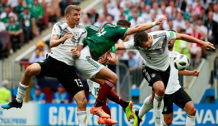 Mexican forward Javier Hernandez (C) fights for the ball with German defender Mats Hummels (R) and German forward Thomas Muller during the FIFA World Cup WM Weltmeisterschaft Fussball 2018 Group F soccer match between Germany and Mexico, in Moscow, Russia, 17 June 2018. GERMANY VS. MEXICO !ACHTUNG: NUR REDAKTIONELLE NUTZUNG!  Copyright: xJosexMendezx FWC09-94 20180617-636648531909450710