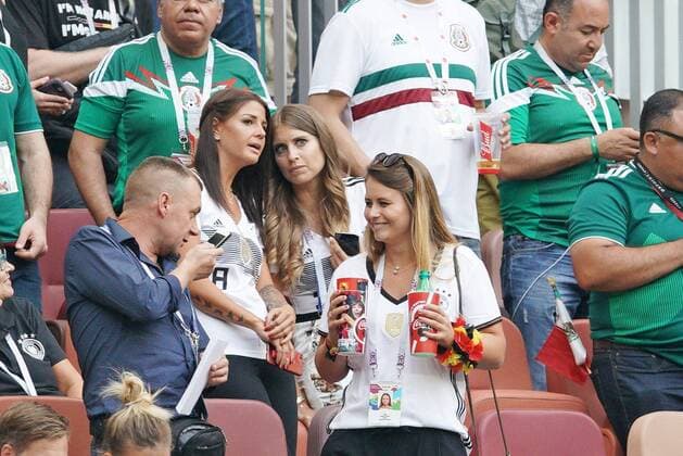 Germany - Mexico, Soccer, Moscow, June 17, 2018 Spielerfrauen Lina, Freundin von Joshua KIMMICH, DFB 18, und Cathy Fischer, Ehefrau von Mats Hummels auf der Tribuene mit Handy GERMANY - MEXICO FIFA World Cup WM Weltmeisterschaft Fussball 2018 RUSSIA, Group F, Season 2018 2019, June 17, 2018 L u z h n i k i Stadium in Moscow, Russia. Photo: MAGICS Peter Schatz