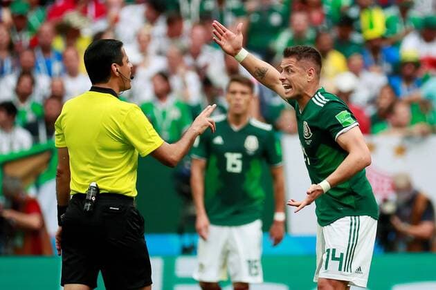 Mexican forward Javier Hernandez (R) complains to Iranian referee Alireza Faghani during the FIFA World Cup WM Weltmeisterschaft Fussball 2018 Group F soccer match between Germany and Mexico, in Moscow, Russia, 17 June 2018. GERMANY VS. MEXICO !ACHTUNG: NUR REDAKTIONELLE NUTZUNG!  Copyright: xJosexMendezx FWC09-98 20180617-636648537190569610
