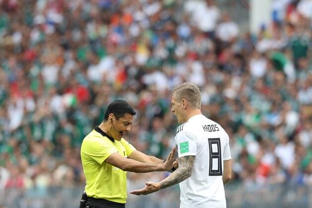 Bilder des Tages - SPORT Germany vs Mexico MOSCOU, MO - 17.06.2018: GERMANY VS MEXICO - Referee Alireza Faghani (IRN) pushes Toni Kroos during the match between Germany and Mexico valid for the 2018 World Cup held at Lujniki Stadium in Moscow, Russia. (Photo: Ricardo Moreira Fotoarena) x1551571x  RicardoxMoreira