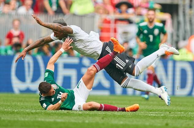Bilder des Tages - SPORT Germany - Mexico, Soccer, Moscow, June 17, 2018 Jerome BOATENG, Nr. 17 DFB compete for the ball, tackling, duel, header against Javier HERNANDEZ, MEX 14 GERMANY - MEXICO FIFA World Cup WM Weltmeisterschaft Fussball 2018 RUSSIA, Group F, Season 2018 2019, June 17, 2018 L u z h n i k i Stadium in Moscow, Russia. Photo: MAGICS Peter Schatz