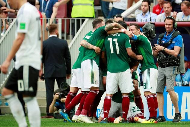 Mexican players celebrates their teammate Mexican forward Hirving Lozano s goal during the FIFA World Cup WM Weltmeisterschaft Fussball 2018 Group F soccer match between Germany and Mexico, in Moscow, Russia, 17 June 2018. GERMANY VS. MEXICO !ACHTUNG: NUR REDAKTIONELLE NUTZUNG!  Copyright: xJosexMendezx FWC09-101 20180617-636648538646507110