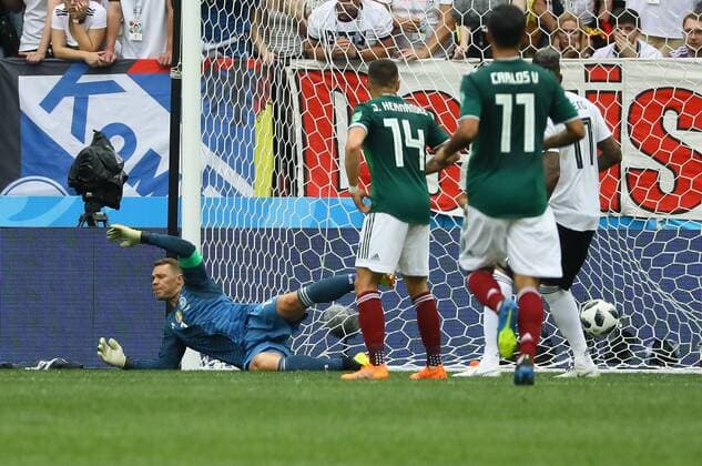 Bilder des Tages - SPORT Torwart Manuel Neuer (Deutschland Germany) kassiert das Tor von Hirving Lozano (Mexiko, Mexico) zum 0:1 - 17.06.2018: Deutschland vs. Mexico, Luschniki Stadium Moskau *** Goalkeeper Manuel Neuer Germany Germany conceded the goal from Hirving Lozano Mexico Mexico to 0 1 17 06 2018 Germany vs Mexico Luschniki Stadium Moscow